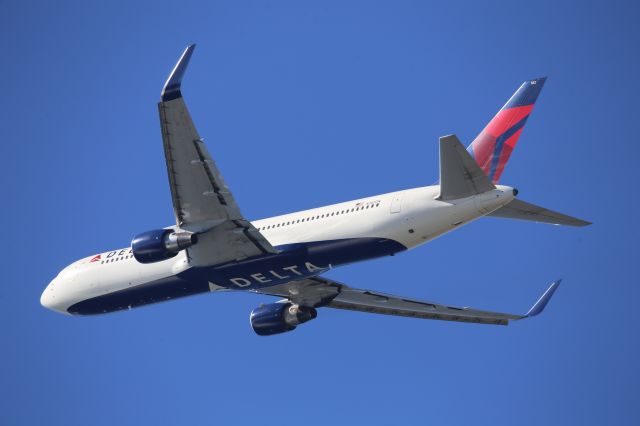 BOEING 767-300 (N182DN)