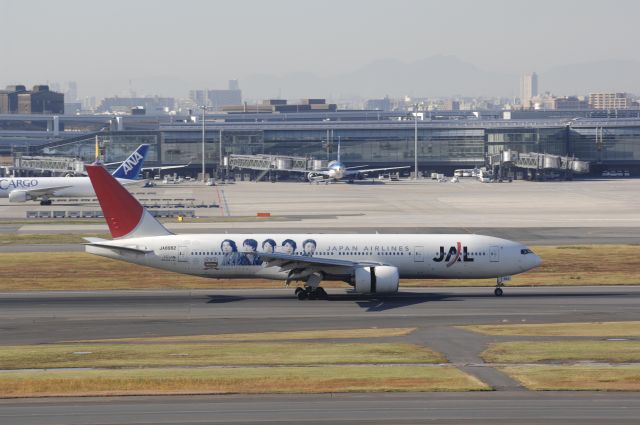 Boeing 777-200 (BON8982) - Landing at Haneda Intl Airport 34L on 2010/12/4 Arashi Jet (Japanes Musician Grpup) c/s