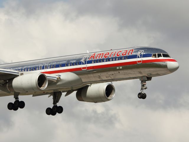 BOEING 767-200 (N698AN)
