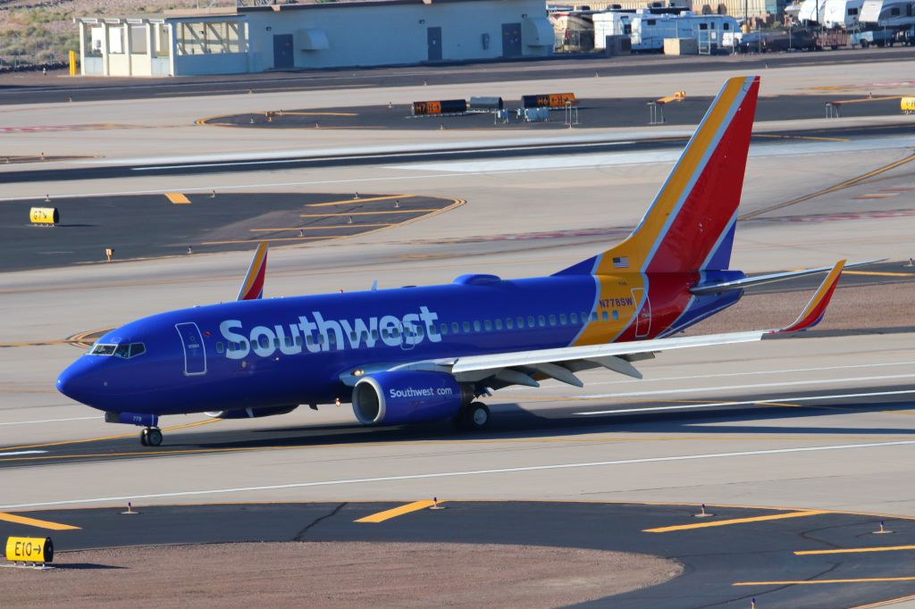 Boeing 737-700 (N778SW)