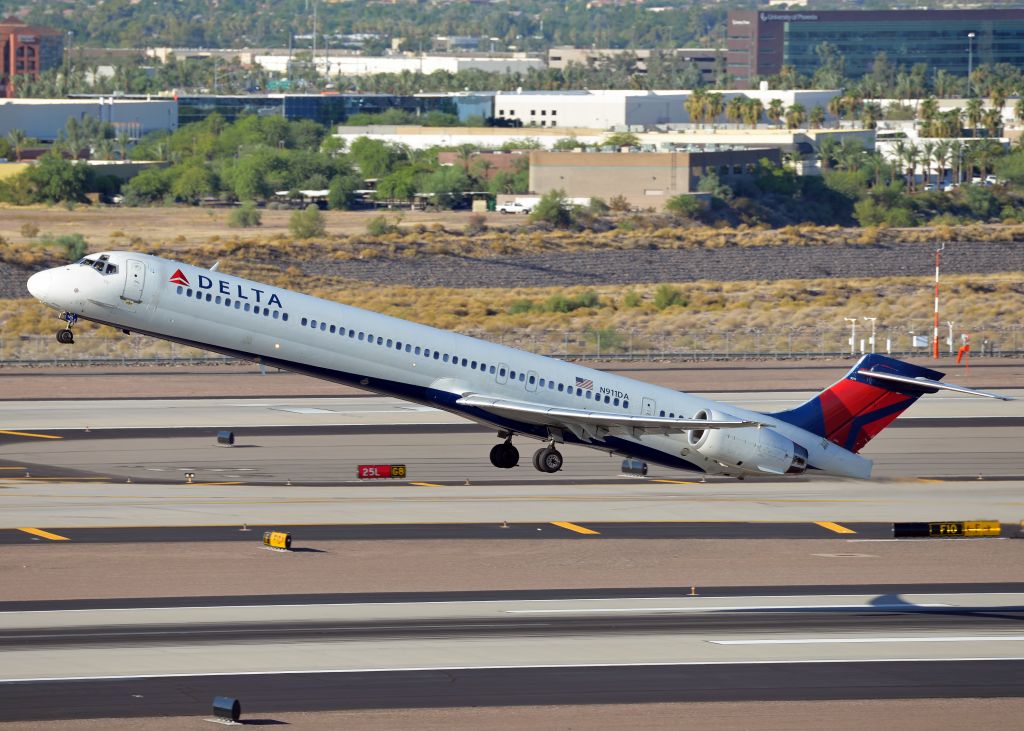 McDonnell Douglas MD-90 (N911DA)