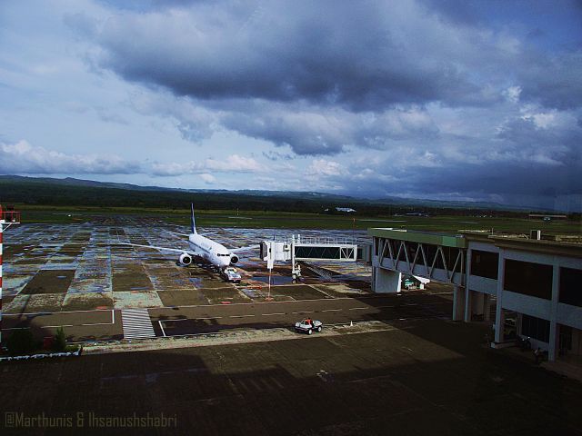 Boeing 737-800 (PK-GMK) - Garuda Indonesia OnBlock @Gate in Sultan Iskandar Muda International Airport.