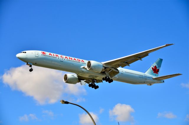 Boeing 777-200 (C-FIVX)