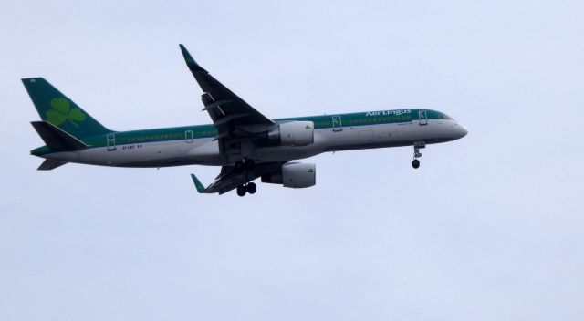 Boeing 757-200 (EI-LBS) - On final is this 1998 Aer Lingus Boeing 757-2Q8 in the Spring of 2019.