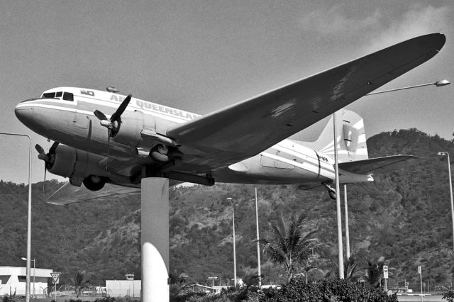 Piper Seneca (VH-BPA) - AIR QUEENSLAND - DOUGLAS C-47A SKYTRAIN (DC-3) - REG VH-BPA (CN 12187) - CAIRNS QLD. AUSTRALIA - YBCS (30/6/1986)