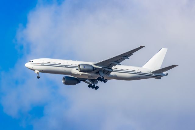 Boeing 777-200 (N866DA) - A Gridiron Air 777-200 on approach to PHX on 2/15/23. Taken with a Canon R7 and Tamron 150-600 G2 lens.