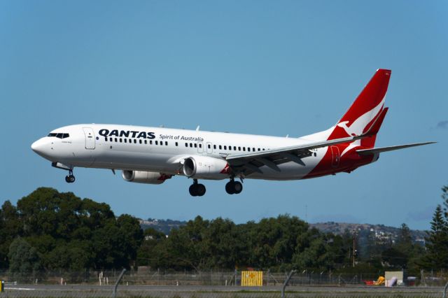 Boeing 737-800 (VH-VXJ) - On short finals for runway 05. Monday 14th April 2014.