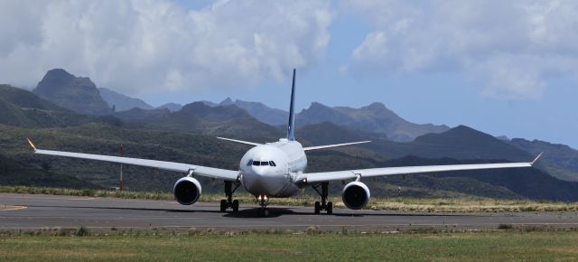 Airbus A330-200 (EC-NUL) - Aeropuerto Tenerife n.por la30.destino Caracas 