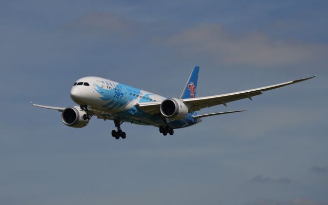 Boeing 787-8 (B-2725) - Landing on runway 27L.