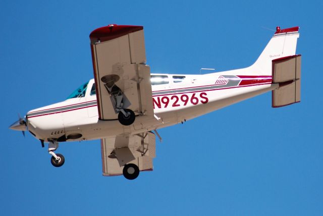 Beechcraft Sierra (N9296S) - N9296S Over 30L.