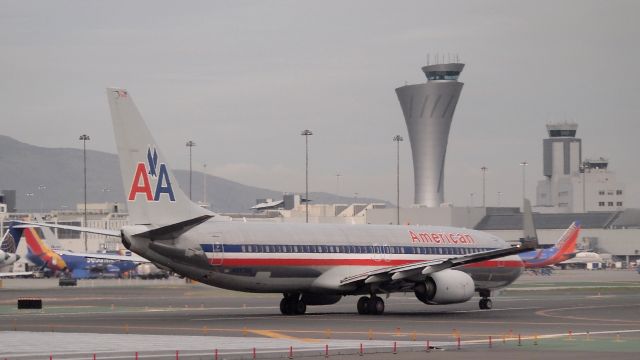 Boeing 737-800 (N887NN)