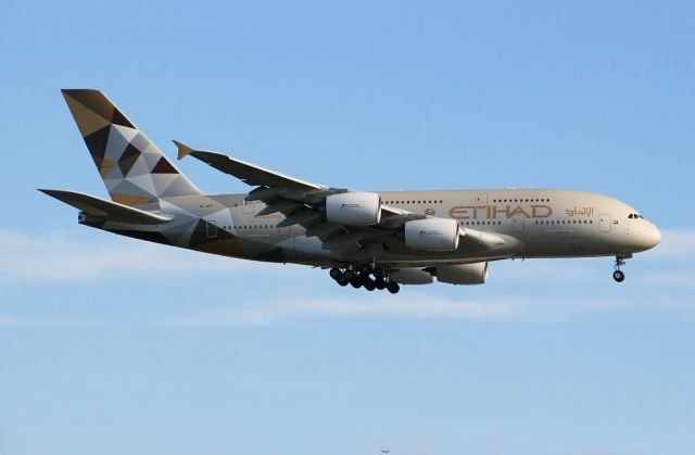 Airbus A380-800 (A6-API)