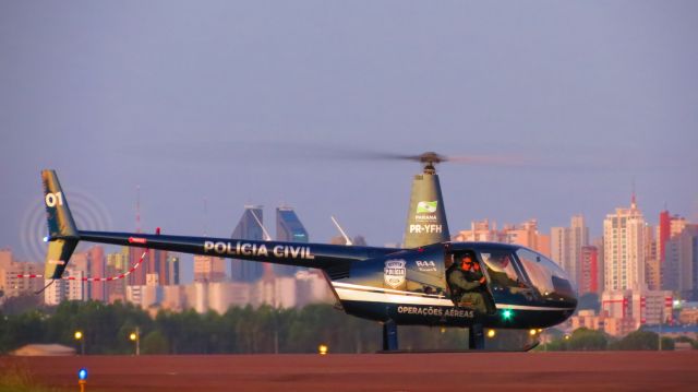 Robinson R-44 (PR-YFH)
