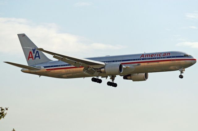 BOEING 767-300 (N349AN)