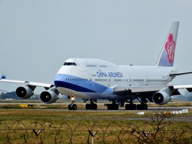 Boeing 747-400 (B-18205)
