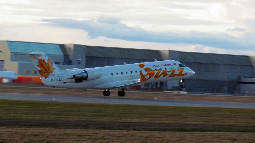 Canadair Regional Jet CRJ-200 (C-FEJA)