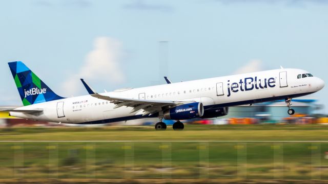 Airbus A321 (N956JT) - pan shot departure.