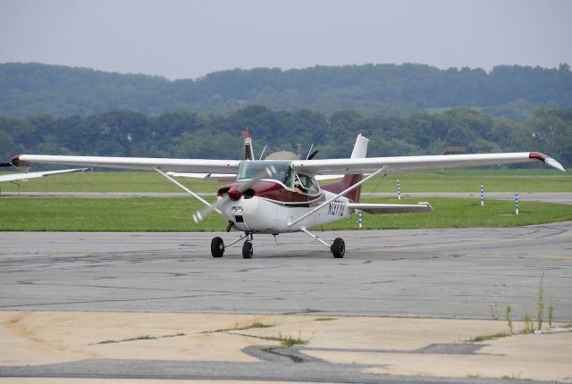 Cessna Skyhawk (N1377U) - Seen at KFDK on 8/8/2009.