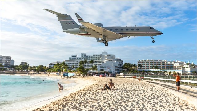 Gulfstream Aerospace Gulfstream IV (N165JF) - N165JF easing over the beach !!!!! contact instagram danjef6452.