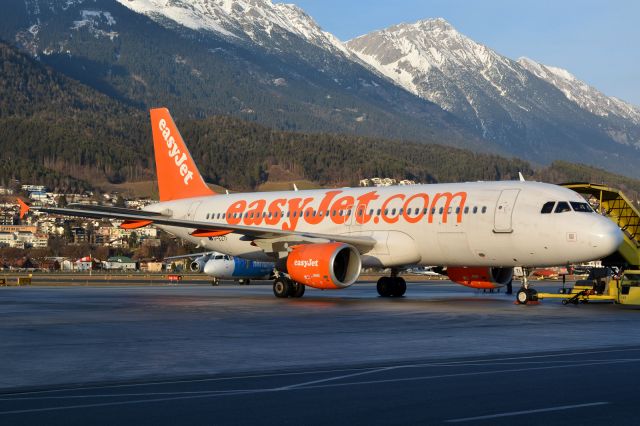 Airbus A320 (G-EZTI)