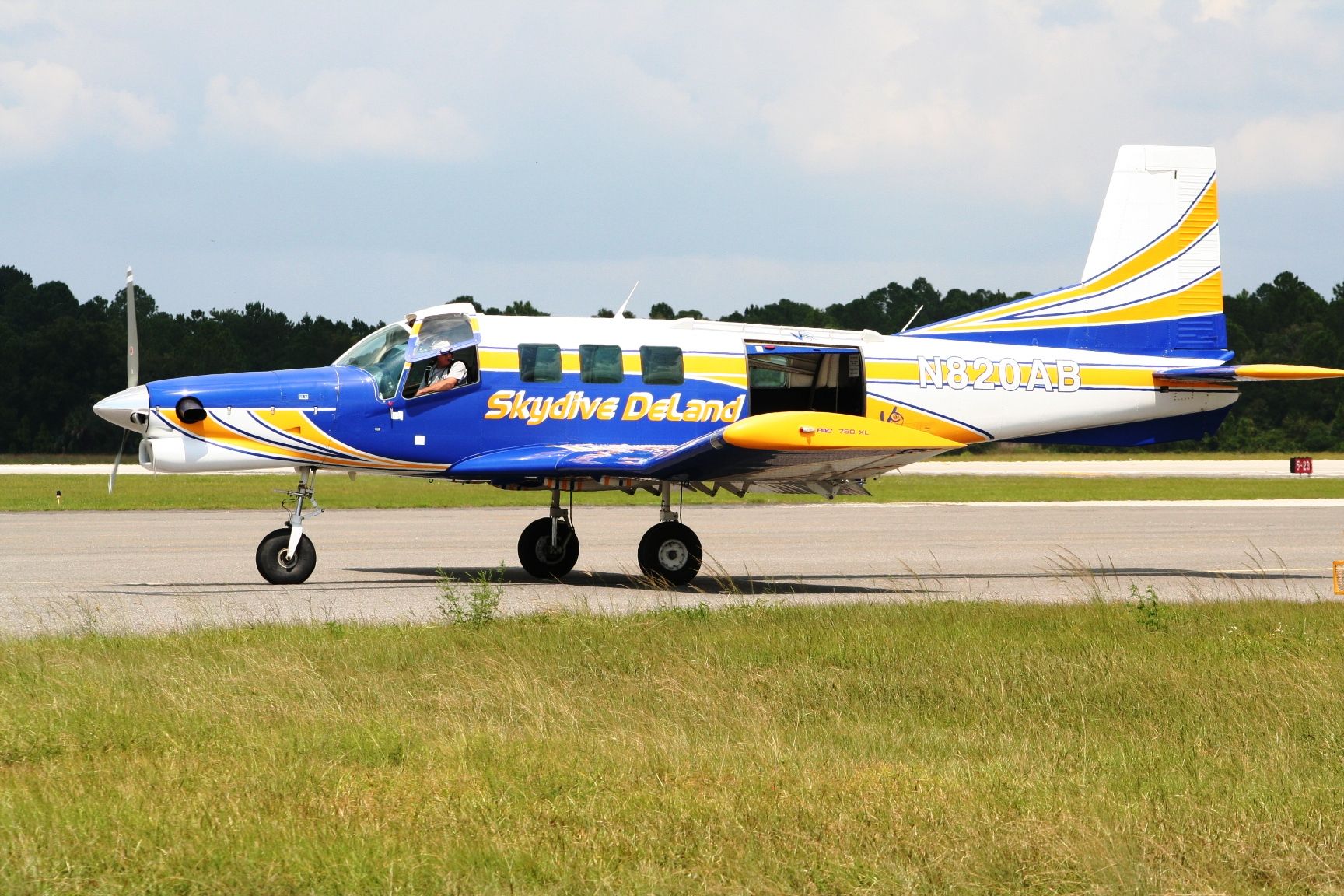 PACIFIC AEROSPACE 750XL (N820AB) - Pacific Aerospace 750XL Ready to load up at Skydive Deland