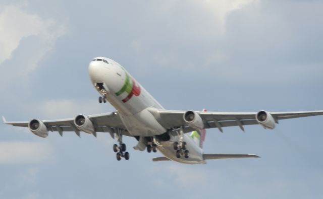 Airbus A340-300 (CS-TOB)