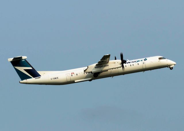 de Havilland Dash 8-400 (C-GWUE) - Leaving for Toronto.