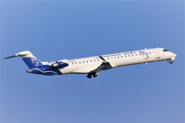 Canadair Regional Jet CRJ-900 (B-3228) - TIPS: Select full-size and wait for a while for better view.