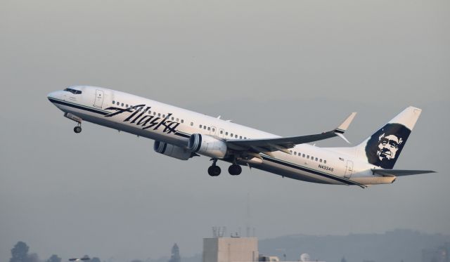 Boeing 737-900 (N433AS) - Departing LAX