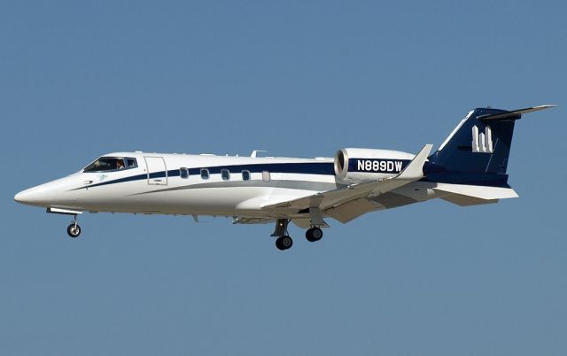 Learjet 60 (N889DW) - Learjet 60 on approach to KPAE.