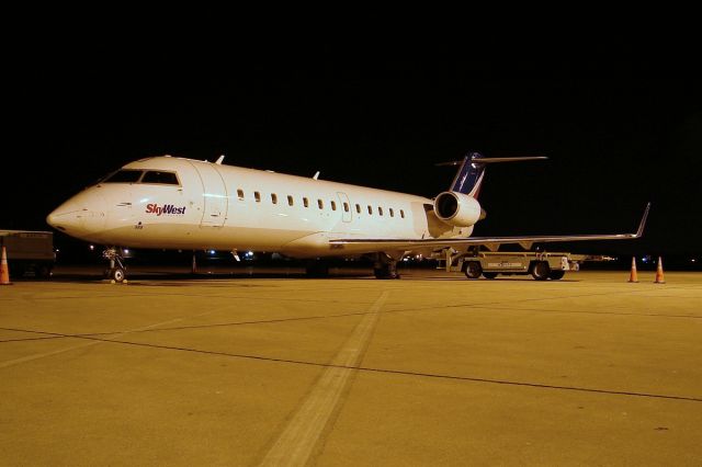 Canadair Regional Jet CRJ-200 (N988CA)