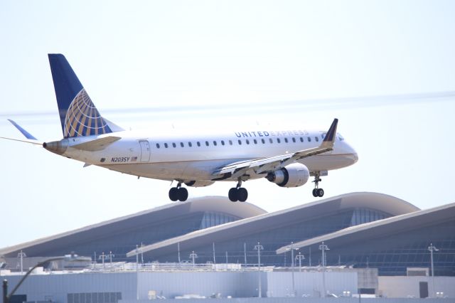 EMBRAER 175 (long wing) (N203SY)