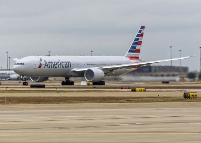 Boeing 777-200 —