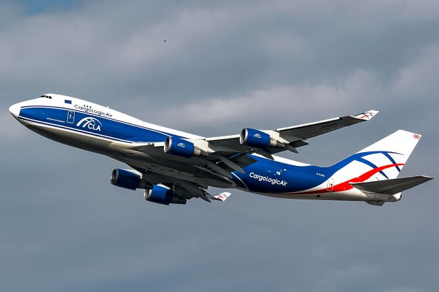 Boeing 747-400 (G-CLBA) - bad weather in Frankfurt!