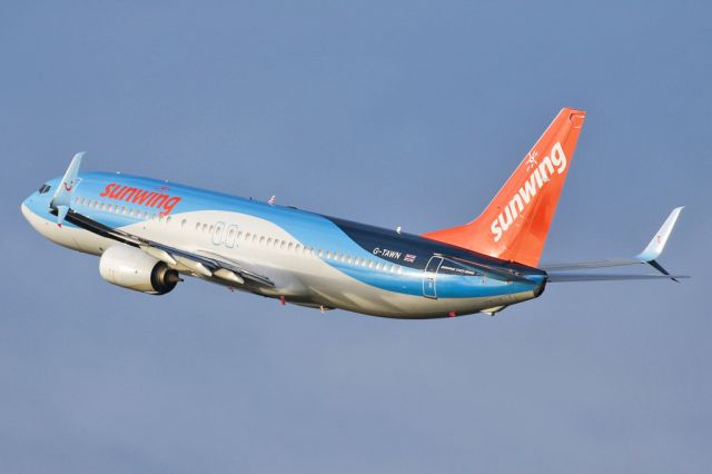 Boeing 737-800 (G-TAWN) - Swapping the UK's European summer sunspots for the Canadian Caribbean winter sunshine with Sunwing, G-TAWN departs Manchester for Montreal as SWG9954