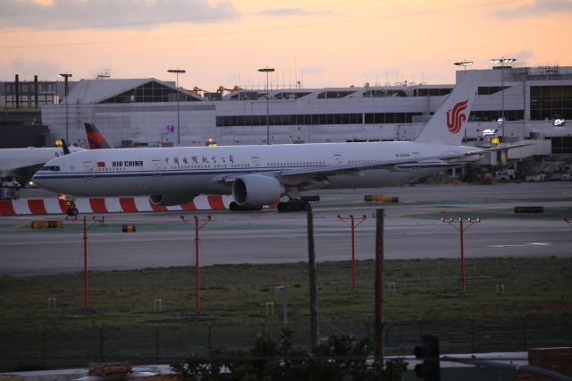 BOEING 777-300ER (B-2046)