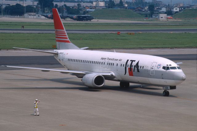 BOEING 737-400 (JA8938) - Taxi to Spot at Nagoya Intl Airport on 2001/08/13