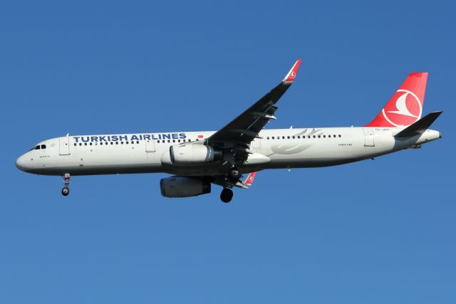 Airbus A321 (TC-JSY) - 08/01/2022: Flight from istanbul (IST) upon landing on runway 26.