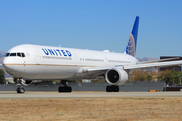 BOEING 767-400 (N69059)
