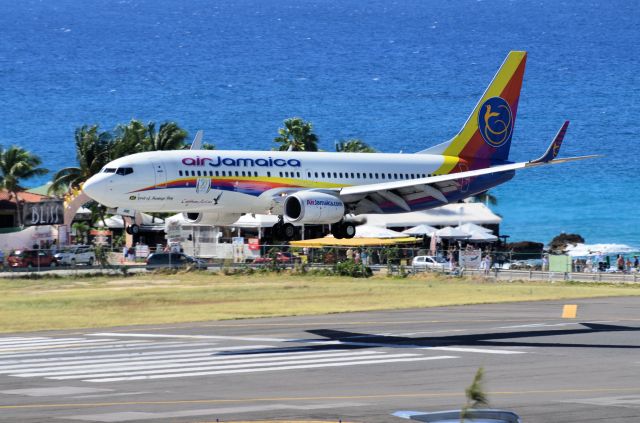 Boeing 737-700 (9Y-JME)