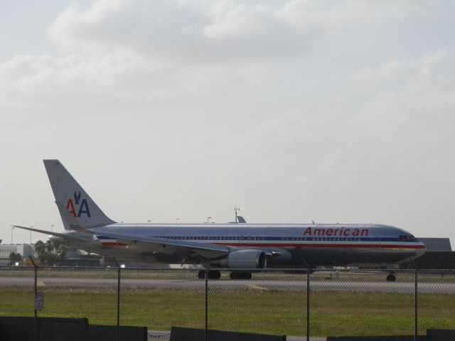 BOEING 767-300 (N352AA)