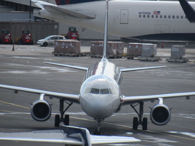 Airbus A321 (N563UW) - Looking down the spine of a US Airways A321.