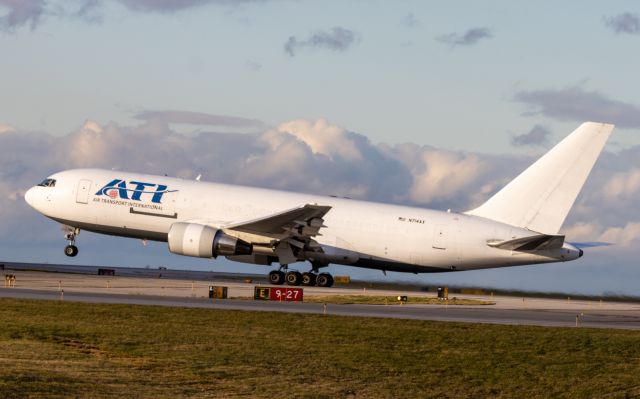 BOEING 767-200 (N714AX) - runway 27 departure