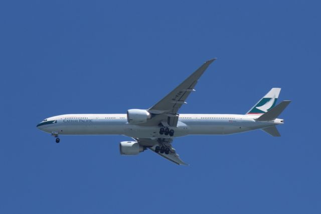 BOEING 777-300ER (B-KQN) - approximately 10km from KSFO, altitude 2000~2500 feet.