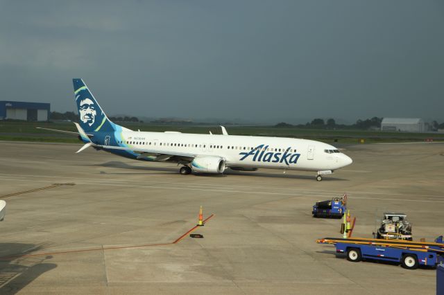 Boeing 737-900 (N236AK) - 092322  just pushed back, taxiing out for MCO-San Diego