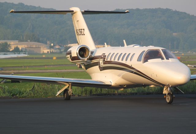 Cessna Citation CJ3 (N525EZ) - At the RELIANT AIR ramp, where you find the lowest fuel pirce on the Danbury (KDXR) airport!