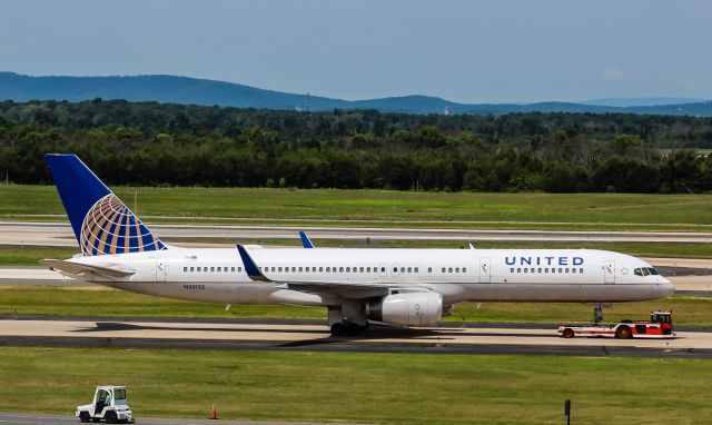 Boeing 757-200 (N33132)