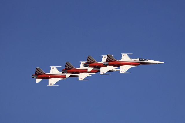 — — - Patrouille Suisse