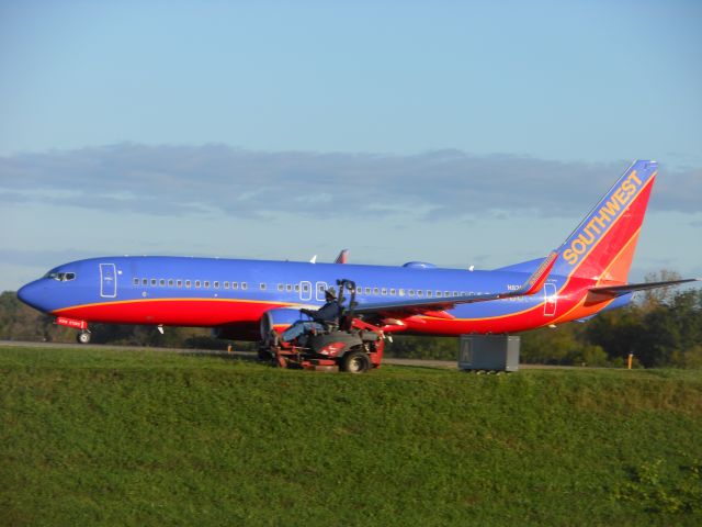 Boeing 737-800 (N8319F)