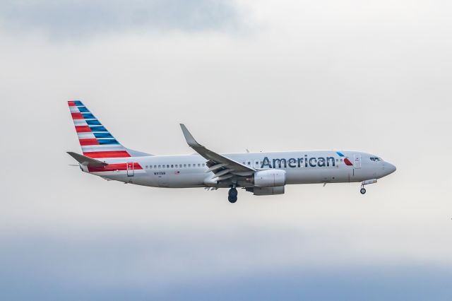 Boeing 737-800 (N917AN) - An American Airlines 737-800 landing at DFW on 11/25/22. Taken with a Canon 850D and Tamron 70-200 G2 lens.